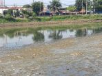 pacsa-banjir-endapan-lumpur-menumpuk-di-kali-mookervart_20210301_113044.jpg