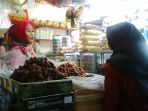 padagang-kurma-di-pasar-jatinegara_20170531_093549.jpg