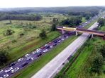 padatnya-kendaraan-pemudik-di-tol-cikopo-palimanan_20220428_110121.jpg