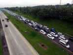 padatnya-kendaraan-pemudik-di-tol-cikopo-palimanan_20220428_110153.jpg