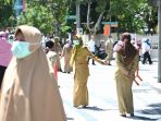 pademi-covid-19-pegawai-pemkot-surabaya-berjemur_20200331_151718.jpg