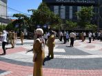 pademi-covid-19-pegawai-pemkot-surabaya-berjemur_20200331_152455.jpg