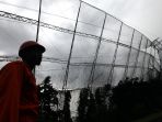 pager-lapangan-golt-roboh-timpa-sutet_20170504_130330.jpg