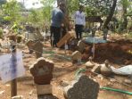 paguyuban-ngarso-melakukan-pembongkaran-makam-yang-berada-d_20180817_154014.jpg