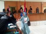 pahri-azhari-dan-istrinya-lucianty-sidang_2_20160414_132825.jpg