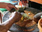 pak-wahyu-saat-memotong-lontong-untuk-meracik-gado-gado-buatannya.jpg