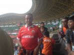 pakai-jersey-persija-anies-baswedan-tonton-laga-kandang-di-stadion-patriot_20170422_154550.jpg