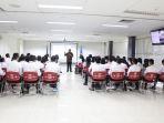 pakar-komunikasi-aqua-dwipayana-menyampaikan-materi.jpg