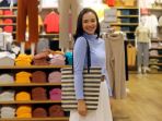 pamela-bowie-kenakan-produk-unggulan-uniqlo_20190527_235014.jpg