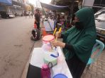 pandemi-covid-19-menurunkan-minat-penjual-dan-pembeli-takjil-pasar-benhil_20200425_210533.jpg