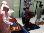 pandemi-covid-19-salat-tarawih-dirumahaja_20200427_082622.jpg