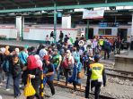 pandemi-covid-19-suasana-penumpang-stasiun-tanah-abang-dan-mang_20200609_105405.jpg