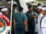 pangarmabar-kunjungi-dua-kapal-perang-ri-di-pelabuhan-pangkalbalam_20151230_082632.jpg