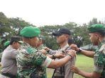 pangdam-im-mayjen-tni-mohamad-hasan-bersama-wakapolda-aceh-memasang-tanda-pangkat-kepada-prajurit.jpg