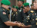 pangdam-pattimura-mayjen-tni-syafrial-sertijab-danrem-binaiya-dari-brigjen-tni-aminton-ke-antoninho.jpg