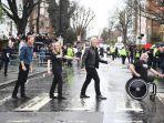 pangeran-harry-dan-jon-bon-jovi-menciptakan-kembali-foto-zebra-crossing-ikon-the-beatles.jpg