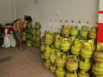 pangkalan-gas-elpiji-kemasan-tiga-kilogram_20150410_152905.jpg