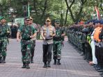 panglima-tni-bersama-kapolri-pimpin-apel-pengamanan-natal-dan-ta_20191219_131927.jpg