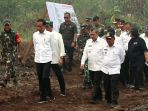 panglima-tni-dampingi-jokowi-tinjau-lokasi-karhutla-di-riau_20190917_221551.jpg