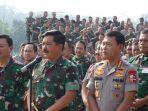 panglima-tni-dan-kapolri-di-cilangkap.jpg