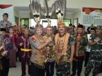 panglima-tni-dan-kapolri-dianugerahi-gelar-kehormatan-adat-dayak_20180426_182919.jpg
