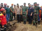 panglima-tni-dan-kapolri-pantau-titik-api-karhutla-riau_20190916_101225.jpg