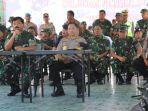 panglima-tni-dan-kapolri-tinjau-banjir-bandang-sentani_1.jpg