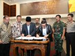 panglima-tni-hadiri-rapat-kerja-ruu-pemberantasan-terorisme_20180525_172132.jpg