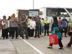 panglima-tni-laksamana-tni-yudo-margono-menyambut-wni-yang-dievakuasi-dari-sudan.jpg