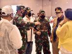 panglima-tni-marsekal-hadi-tjahjanto-ketika-meninjau-vaksinasi-covid-19-111.jpg