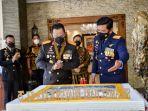 panglima-tni-marsekal-hadi-tjahjanto-memberikan-kejutan-kepada-kapo.jpg