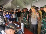 panglima-tni-menyapa-masyarakat-natuna-saat-tinjau-bakti-sosial_20200213_202031.jpg
