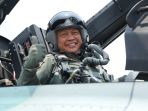 panglima-tni-sematkan-brevet-wing-kehormatan-penerbang-kepada-em_20211005_154921.jpg