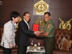 panglima-tni-terima-duta-besar-jepang_20151210_105454.jpg