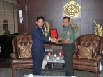 panglima-tni-terima-kunjungan-kasau-singapura_20160525_154452.jpg