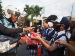 pangudi-luhur-bagikan-paket-makanan.jpg