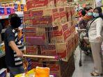 panic-buying-warga-membeli-kebutuhan-harian-di-sebuah-supermarket11.jpg