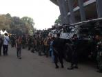 panser-tni-berjaga-di-stadion-gelora-utama-bung-karn_20151018_135339.jpg