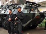 panser-water-cannon-di-siagakan-mengamankan-final-piala-presiden_20151019_115154.jpg