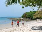 pantai-ciputih-di-desa-kertamukti-kecamatan-sumur-kabupaten-pandeglang-banten_20141112_183435.jpg