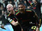 pantai-gading-sebastien-haller-kanan-merayakan-dengan-gelandang-ajax-belanda-davy.jpg