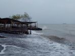 pantai-martoloyo-tegal_20180520_141853.jpg