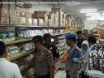 pantau-harga-sembako-anggota-polres-tanahbumbu-turun-ke-pasar_20171222_153859.jpg