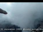 pantauan-langsung-kawah-gunung-agung-pasca-erupsi-sosok-ini-yang-berani-memvideokannya-langsung.jpg