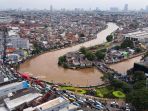 pantauan-udara-debit-air-bantaran-kali-ciliwung_20210208_174709.jpg