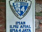 papan-nama-yang-berada-di-dinding-sman-4-jakarta.jpg