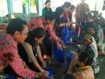 para-abdi-dalem-terima-bantuan_20170722_083229.jpg