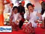 para-bocah-di-manado-jago-menari-maengket_20150501_192505.jpg