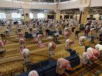 para-jamaah-muslim-saudi-menjaga-jarak-yang-aman-saat.jpg