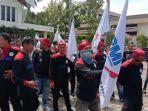 para-karyawan-menyegel-kantor-pt-mopoli-raya.jpg